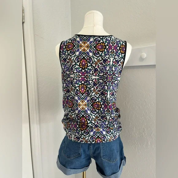 Floral Patterned Sleeveless Top - Picture 4 of 5